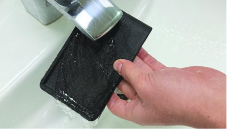 パッドを水で洗う